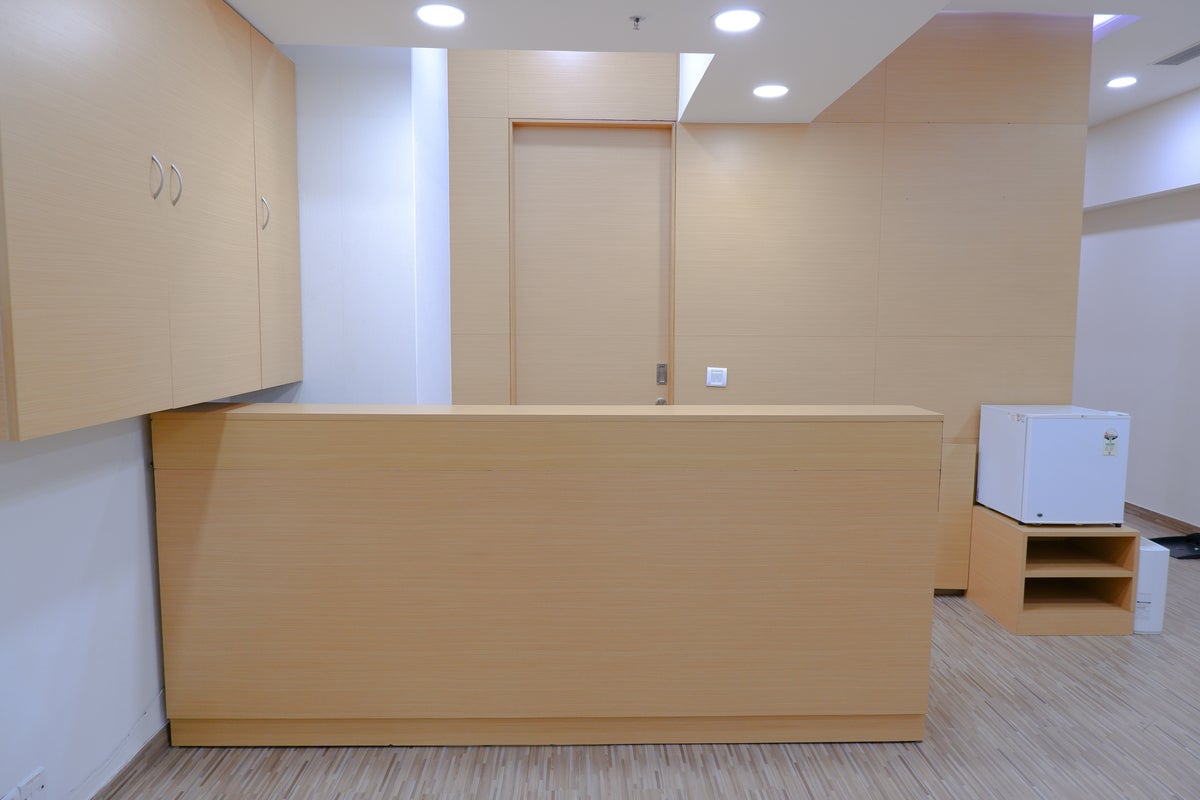 木目調の受付カウンター。木製収納がある。